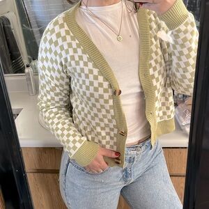 Knitted Crop Checkered Cardigan. ￼